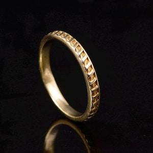 Titre : Bague texturée en laiton faite main - Bijoux unisexe de style vintage minimaliste, Alliance rustique, Pièce tendance bohème de tous les jours
