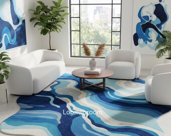 Puede incluir: Un salón moderno con una alfombra estampada en azul y blanco con diseño de olas. La habitación incluye un sofá blanco, dos sillones y una mesa de centro redonda de madera. Las obras de arte y las plantas se suman a la decoración. La alfombra tiene el texto "Loomtoroom".