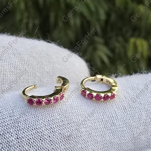 Echter Rubin Super Small Huggies für Knorpel 14k Gelbgold Juli Birthstone, Braut Minimalist Hochzeitsschmuck