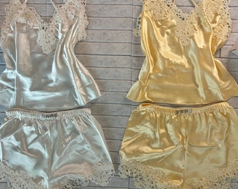 Schönes Spitzen-Satin-Oberteil & Freche Shorts Loungewear Nachtwäsche Pyjama-Lingerie-Set l BENUTZERDEFINIERTE GRÖßEN VERFÜGBAR l Geschenk, vorhanden l Personalisierbar