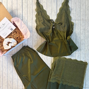 Matcha Green Boho Satin & Lace Top Pants Pyjama Lounge Wear Set l Personalisierbare BENUTZERDEFINIERTE GRÖßE VERFÜGBAR l Geschenk l Bequem, gemütlich, organisch