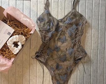 Szary haftowany kwiatowy motyl wiązany body Teddy komplet bielizny l Prezent l DOSTĘPNE ROZMIARY NIESTANDARDOWE Żona Dziewczyna Personalizowany