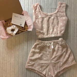 Snuggle Hearts Pink & Weiß Lounge Wear Pyjama Set Teddy Shorts Crop Top Set l BENUTZERDEFINIERTE GRÖßE VERFÜGBAR l Geschenk l Personalisierbar l Nachtwäsche Bild 2