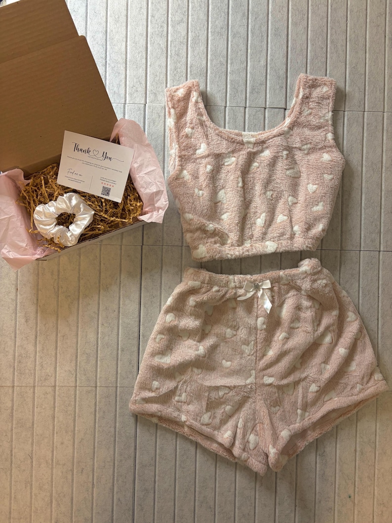Snuggle Hearts Pink & Weiß Lounge Wear Pyjama Set Teddy Shorts Crop Top Set l BENUTZERDEFINIERTE GRÖßE VERFÜGBAR l Geschenk l Personalisierbar l Nachtwäsche Bild 2