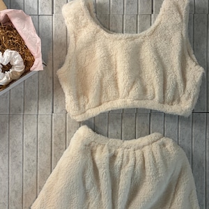 Snuggle Hearts Pink & Weiß Lounge Wear Pyjama Set Teddy Shorts Crop Top Set l BENUTZERDEFINIERTE GRÖßE VERFÜGBAR l Geschenk l Personalisierbar l Nachtwäsche Bild 18