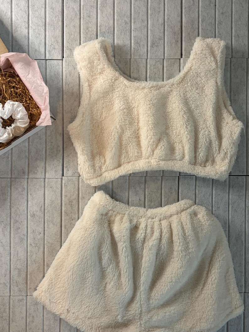 Snuggle Hearts Pink & Weiß Lounge Wear Pyjama Set Teddy Shorts Crop Top Set l BENUTZERDEFINIERTE GRÖßE VERFÜGBAR l Geschenk l Personalisierbar l Nachtwäsche Bild 18