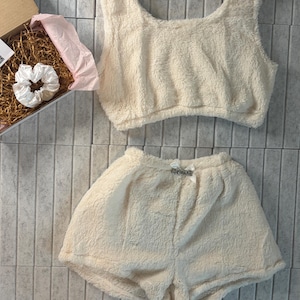 Snuggle Hearts Pink & Weiß Lounge Wear Pyjama Set Teddy Shorts Crop Top Set l BENUTZERDEFINIERTE GRÖßE VERFÜGBAR l Geschenk l Personalisierbar l Nachtwäsche Bild 12
