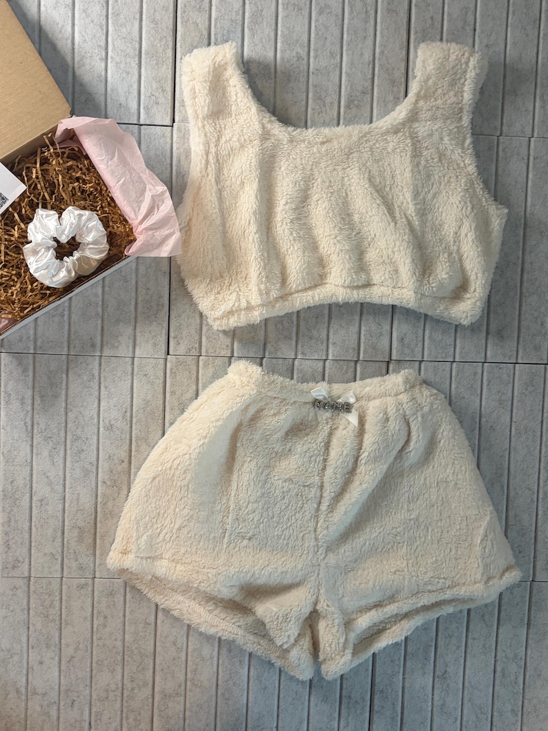 Snuggle Hearts Pink & Weiß Lounge Wear Pyjama Set Teddy Shorts Crop Top Set l BENUTZERDEFINIERTE GRÖßE VERFÜGBAR l Geschenk l Personalisierbar l Nachtwäsche Bild 12