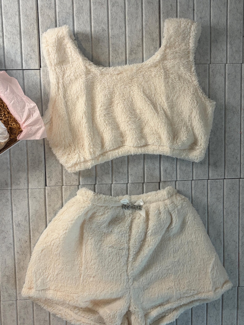 Snuggle Hearts Pink & Weiß Lounge Wear Pyjama Set Teddy Shorts Crop Top Set l BENUTZERDEFINIERTE GRÖßE VERFÜGBAR l Geschenk l Personalisierbar l Nachtwäsche Bild 13