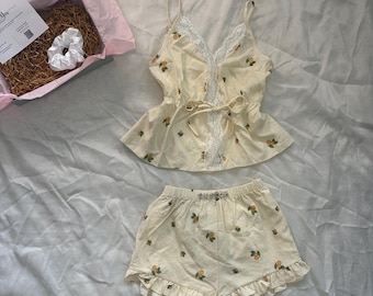 Conjunto de pijama de algodón amarillo con top de volantes y shorts Lemon Cottage | Tallas personalizadas disponibles | Regalo | Cómodo, amarillo, crema