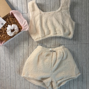 Snuggle Hearts Pink & Weiß Lounge Wear Pyjama Set Teddy Shorts Crop Top Set l BENUTZERDEFINIERTE GRÖßE VERFÜGBAR l Geschenk l Personalisierbar l Nachtwäsche Bild 10