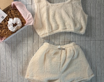 Snuggle White & Hearts Pink Lounge Wear Pyjama Set - Teddy Shorts und Crop Top l BENUTZERDEFINIERTE GRÖßE VERFÜGBAR l Geschenk l Personalisierbar l Bequem