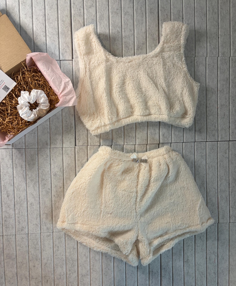 Snuggle Hearts Pink & Weiß Lounge Wear Pyjama Set Teddy Shorts Crop Top Set l BENUTZERDEFINIERTE GRÖßE VERFÜGBAR l Geschenk l Personalisierbar l Nachtwäsche Bild 10