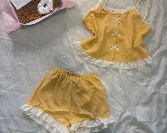 Conjunto de pijama de algodón amarillo abejorro con top y shorts con volantes y lazo | Personalizable | Tallas personalizadas disponibles | Regalo | Duerme cómodamente