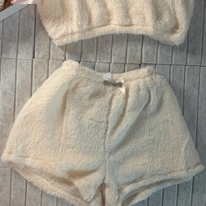 Snuggle Hearts Pink & Weiß Lounge Wear Pyjama Set Teddy Shorts Crop Top Set l BENUTZERDEFINIERTE GRÖßE VERFÜGBAR l Geschenk l Personalisierbar l Nachtwäsche Bild 14