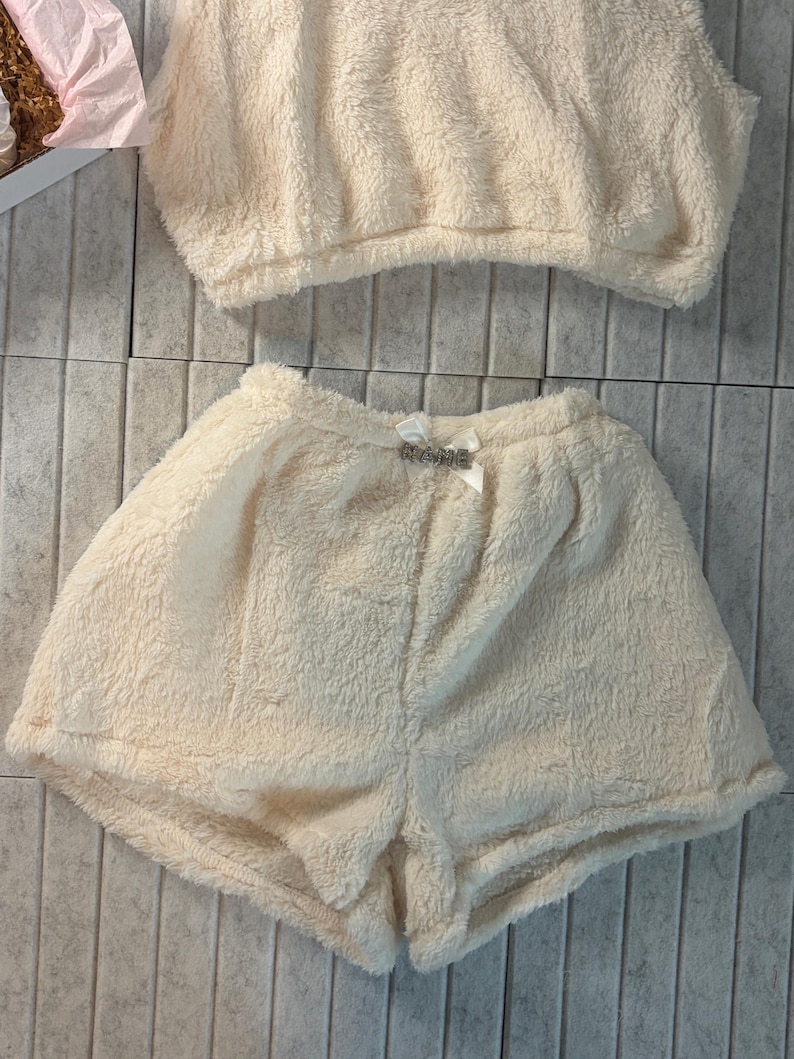 Snuggle Hearts Pink & Weiß Lounge Wear Pyjama Set Teddy Shorts Crop Top Set l BENUTZERDEFINIERTE GRÖßE VERFÜGBAR l Geschenk l Personalisierbar l Nachtwäsche Bild 14