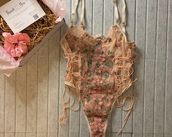 Conjunto de lencería Teddy con lazo floral bordado en rosa suave l Regalo, presente l TALLAS PERSONALIZADAS DISPONIBLES l Esposa Novia l Personalizable