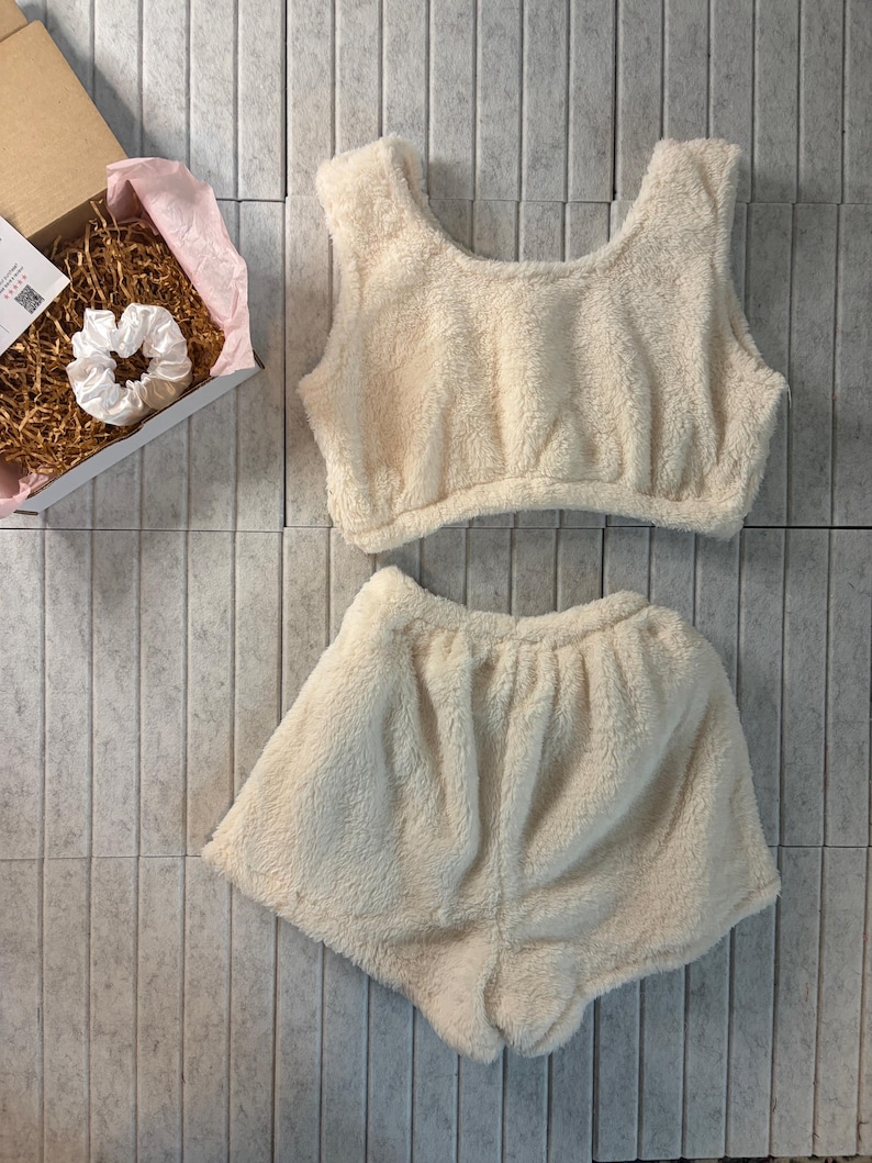 Snuggle Hearts Pink & Weiß Lounge Wear Pyjama Set Teddy Shorts Crop Top Set l BENUTZERDEFINIERTE GRÖßE VERFÜGBAR l Geschenk l Personalisierbar l Nachtwäsche Bild 17