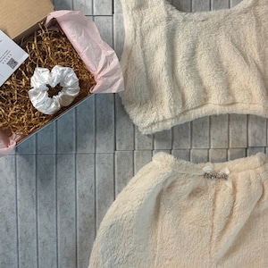 Snuggle Hearts Pink & Weiß Lounge Wear Pyjama Set Teddy Shorts Crop Top Set l BENUTZERDEFINIERTE GRÖßE VERFÜGBAR l Geschenk l Personalisierbar l Nachtwäsche Bild 15