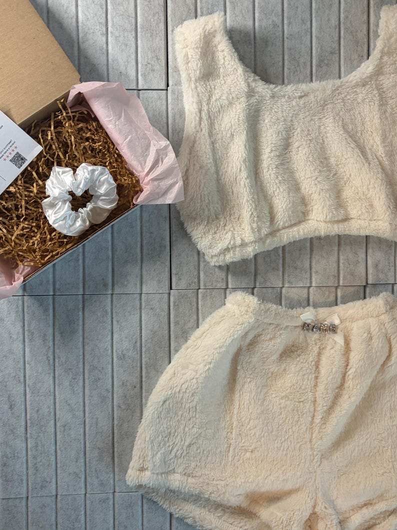 Snuggle Hearts Pink & Weiß Lounge Wear Pyjama Set Teddy Shorts Crop Top Set l BENUTZERDEFINIERTE GRÖßE VERFÜGBAR l Geschenk l Personalisierbar l Nachtwäsche Bild 15