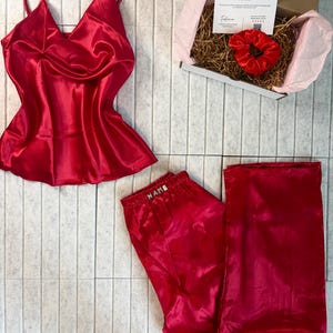 Roze, goud, rood, blauw lichtgewicht satijnen cami broek nachtkleding loungewear pyjama pyjama set l Personaliseerbaar AANGEPASTE GROOTTE BESCHIKBAAR l Valentijnscadeau Red