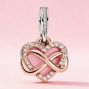 Könnte beinhalten: Ein handgefertigtes Serviertablett aus Holz mit natürlicher Oberfläche. Das Tablett hat eine rechteckige Form mit abgerundeten Ecken und zwei geschnitzten Griffen. Die Holzmaserung ist sichtbar und verleiht ihm einen rustikalen Charme. Maße: ca. 40 cm lang und 25 cm breit.