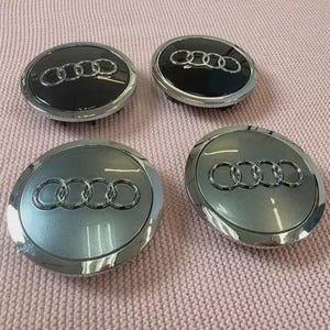 NEUE 4 Stück 60/61/68/69 mm Audi Schwarz/Grau Nabenkappen Radkappen Embleme
