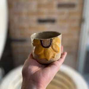 Handgemachte Sonnenblumen-Keramiktasse, rustikale Steinzeug-Kaffeetasse, Handgemachte Keramik-Teebecher, rustikale Boho-Steinzeug-Kaffeetasse, Kaffeetasse