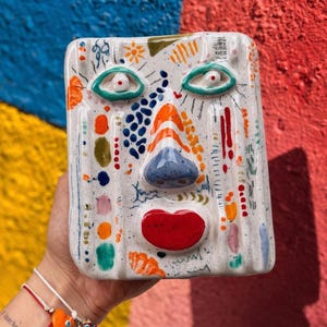 Handgetöpferte Keramik Wandmaske, bunte Wandmaske, Wandskulptur