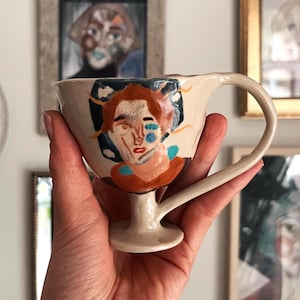 Caneca de cerâmica pintada à mão – Caneca de cerâmica com rosto abstrato, caneca de café artística para rituais diários.
