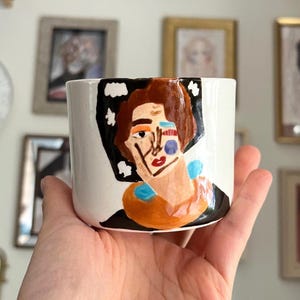 Handgemachte Kunst-Tasse aus Keramik - Handbemaltes abstraktes Gesicht