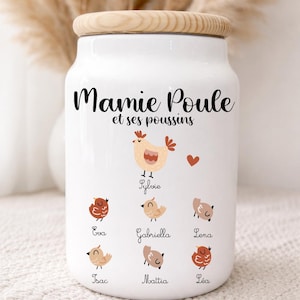 Peut inclure: Pot en céramique blanc avec un couvercle en bois, avec le texte "Mamie Poule et ses poussins" et des illustrations d'une poule et de poussins. Les noms sont imprimés sous les poussins. Récipient de stockage de cuisine décoratif.