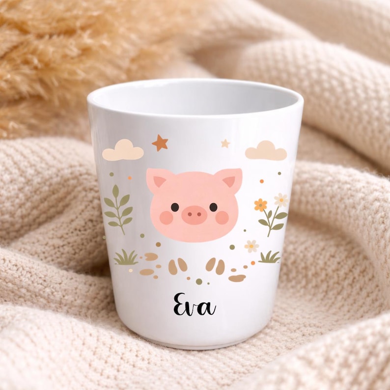 Pu&ograve; includere: Tazza in ceramica bianca con un'illustrazione di maiale rosa, nuvole, stelle e fiori. Il nome "Eva" &egrave; stampato in corsivo nero. La tazza ha un design stravagante.