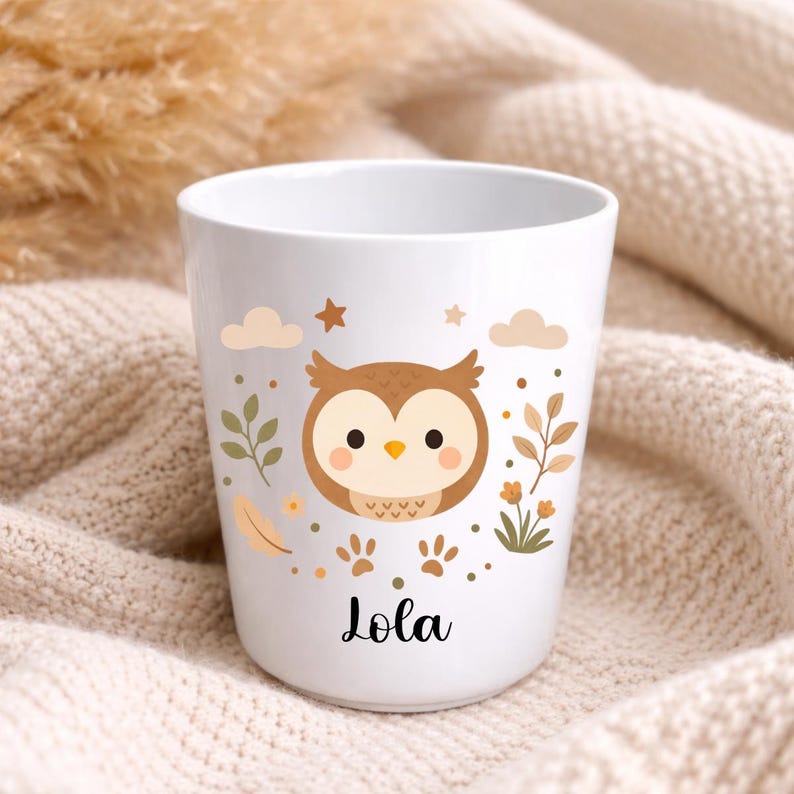 Pu&ograve; includere: Tazza in ceramica bianca con un design a gufo dei cartoni animati con accenti marroni, beige e gialli. La tazza &egrave; decorata con nuvole, stelle, foglie e il nome "Lola" in corsivo nero. Un design affascinante e stravagante.