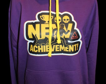 Sudadera con capucha de Carl de Dungeon Crawler - ¡Nuevo logro! Merchandising oficial con licencia de LitRPG. Ropa para fans de Princess Donut y Carl. Morado y dorado.