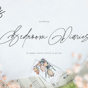 Op de afbeelding: Een witte achtergrond met de woorden "Bedroom Diaries" in elegant cursief schrift. De tekst "introducing" en "an organic cursive written in gel pen" zijn ook aanwezig. Een postzegel met bloemenafbeeldingen en bladmuziek zijn zichtbaar.