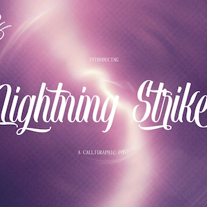 Puede incluir: Gráfico digital con un fondo degradado púrpura y blanco. Las palabras "Lightning Strike" están escritas en una fuente caligráfica blanca y fluida. También está presente el texto "Introducing" y "A Calligraphic Font".