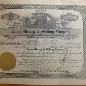Può includere: Un antico certificato azionario della Zuma Mining & Milling Company, con bordi decorati e un'illustrazione centrale. Il documento include firme manoscritte e il testo "State of Utah".