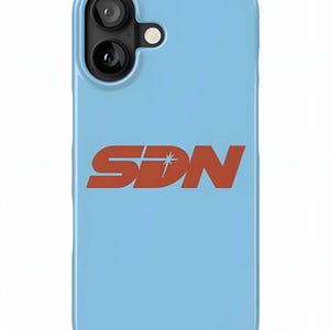 Könnte beinhalten: Hellblaue Handyhülle mit Aussparung für eine Dual-Objektiv-Kamera. Auf der Hülle ist der orangefarbene Text "SDN" mit einem Sternmuster zu sehen. Die Hülle schützt das Telefon vor Kratzern und Beschädigungen.