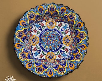 手描きのトルコ陶器プレート、イズニックスタイルの青と黄色と赤のチューリップのデザイン、装飾壁プレート、12インチ（30 cm）、オスマン帝国の芸術