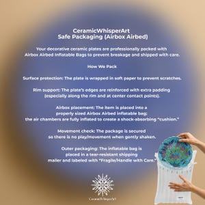 Puede incluir: Un plato de cer&aacute;mica decorativo con un dise&ntilde;o floral se muestra siendo empaquetado en una bolsa inflable Airbox Airbed. El proceso de embalaje incluye papel suave, acolchado de bordes y una bolsa de env&iacute;o resistente al desgarro. El texto en la imagen dice "CeramicWhisperArt".