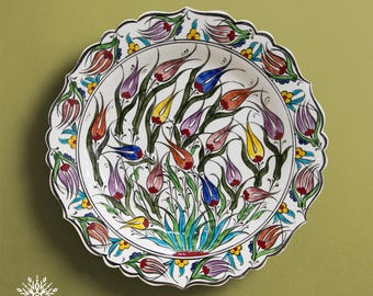 手描きのトルコ陶器プレート、イズニックスタイルのチューリップモチーフ、多色の花柄デザイン、装飾壁プレート、12インチ（30 cm）