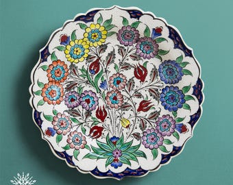手描きのトルコ風陶器プレート、カラフルな花柄のイズニックスタイルデザイン、植物柄、オスマン帝国風装飾壁掛けプレート、12インチ