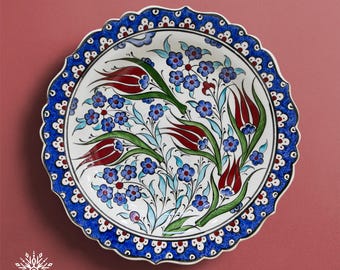 手描きのトルコ陶器プレート、青と赤のチューリップのイズニックスタイル、12インチ
