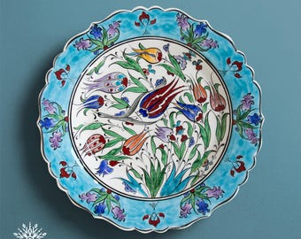 手描きのトルコ陶器プレート、イズニックスタイルの花柄デザイン、ターコイズ縁、オスマンチューリップモチーフ装飾壁プレート、12インチ