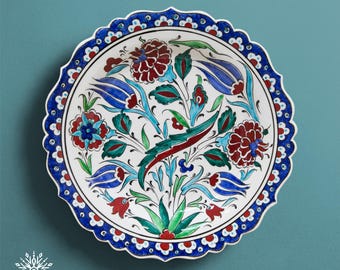 手描きのトルコ陶器プレート、赤と青の花柄デザイン、イズニックスタイルの植物モチーフ、装飾壁プレート、12インチ（30 cm）
