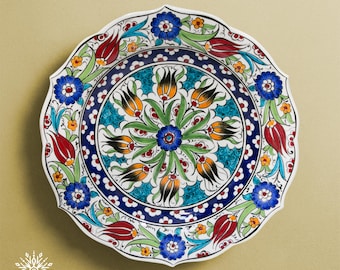 手描きのトルコ陶器製壁掛けプレート、チューリップの花のアート（30 cm）