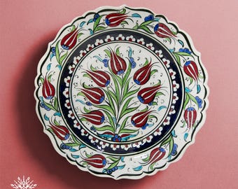 手描き陶板：赤いチューリップのトルコ風壁飾り（30cm）