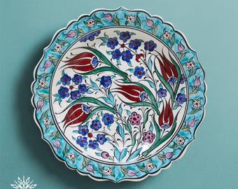 手描きのトルコ陶器プレート、イズニックチューリップの花飾り（30 cm）