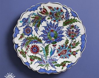 手描きのトルコ陶器プレート、青と赤の花柄、イズニックスタイルの植物デザイン、装飾壁プレート、12インチ（30 cm）
